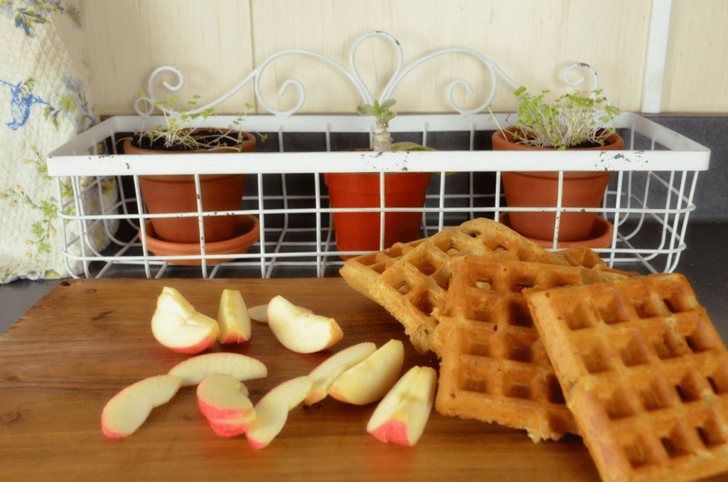 Einkorn waffles with apples
