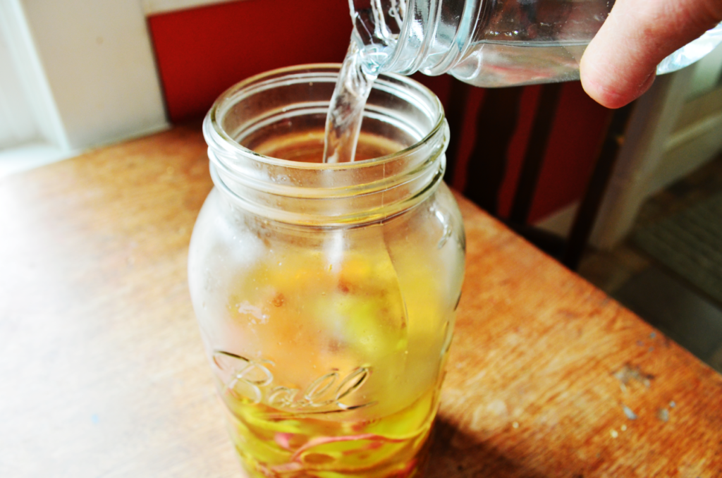 apple cider vinegar vs. white vinegar. pouring water for ACV